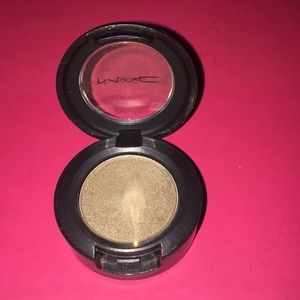 Mac eyeshadow in “Warming Trend”